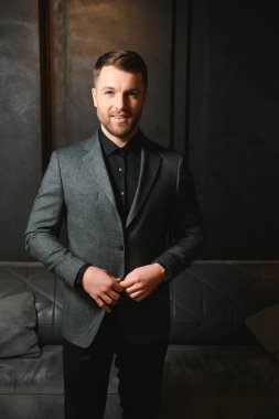 Saygıdeğer, şık takım elbiseli, apartmanlı, şık görünümlü yakışıklı bir adam. Erkek güzelliği, moda.