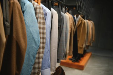 Alışveriş merkezinde erkek kıyafetleri satan modern lüks bir mağaza..