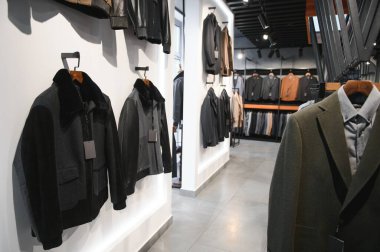 Alışveriş merkezinde erkek kıyafetleri satan modern lüks bir mağaza..