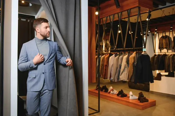 satış, alışveriş, moda, tarz ve insan konsepti - alışveriş merkezinde ya da giyim mağazasında şık giyinen genç adam.