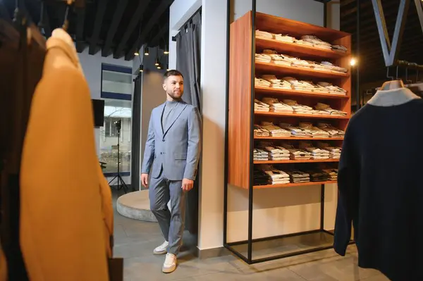 satır uygun dükkan karşı klasik yelek işadamı.