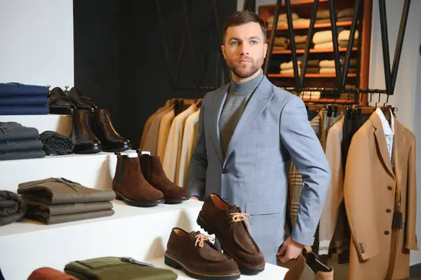 genç adam ayakkabı ayakkabı Ayakkabı dükkanından alışveriş sırasında seçme.