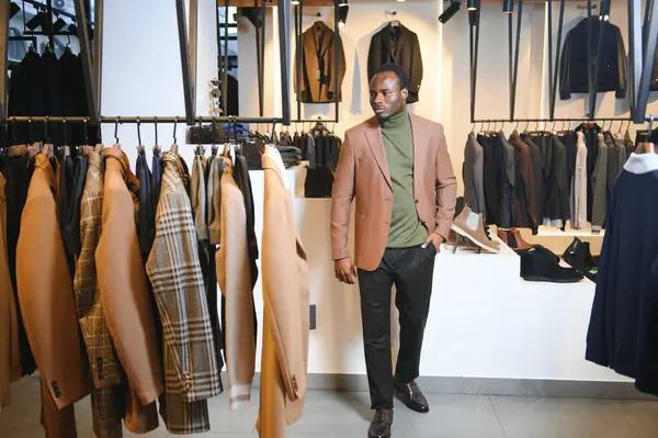 Yakışıklı bir Afrikalı beyefendi zarif bir takım elbise alıyor..