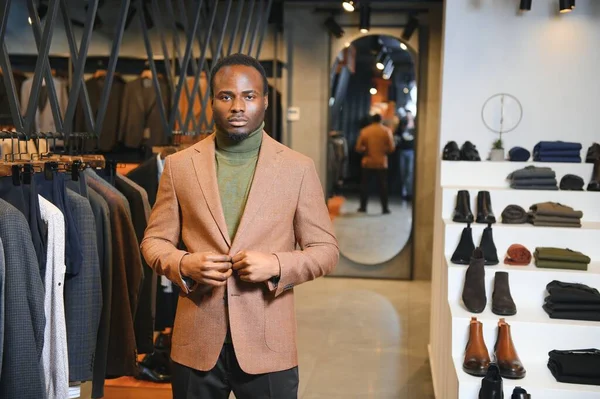 Genç Afrikalı adam giyim mağazasından alışveriş yapıyor..