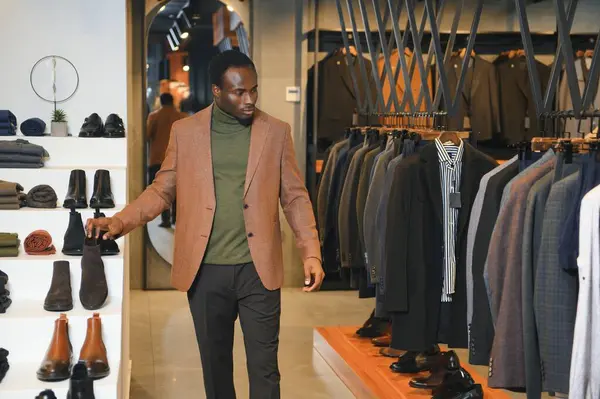 Dükkanda takım elbise giyen yakışıklı bir Afrikalı..