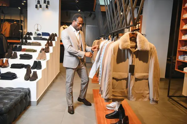 Genç Afrikalı adam giyim mağazasından alışveriş yapıyor..