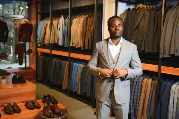 Dükkanda takım elbise giyen yakışıklı bir Afrikalı..