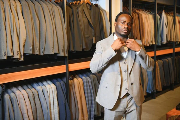 Yakışıklı bir Afrikalı beyefendi zarif bir takım elbise alıyor..
