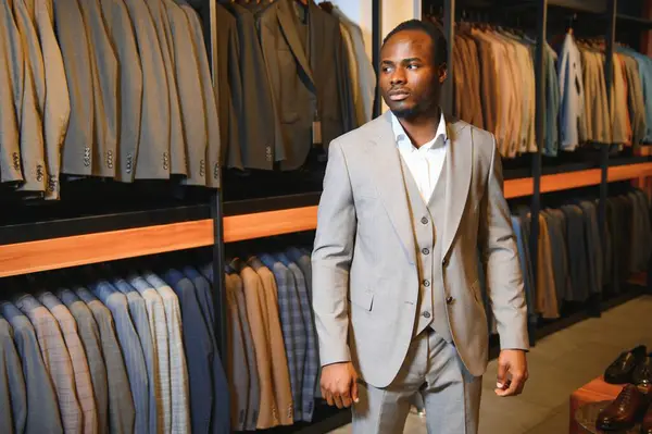 Genç Afrikalı adam giyim mağazasından alışveriş yapıyor..