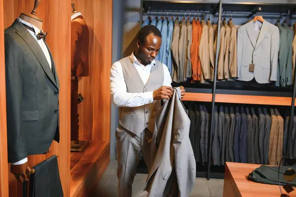 Genç Afrikalı adam giyim mağazasından alışveriş yapıyor..