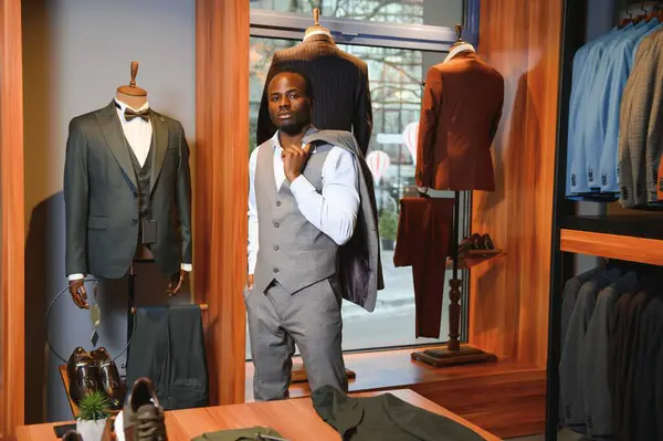 Genç Afrikalı adam giyim mağazasından alışveriş yapıyor..