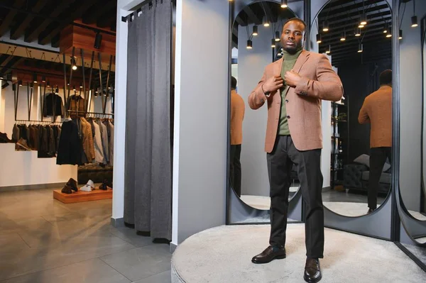 Genç Afrikalı adam giyim mağazasından alışveriş yapıyor..