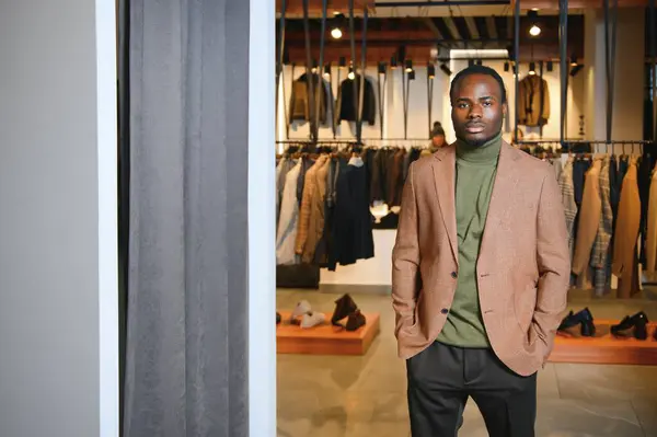 Dükkanda takım elbise giyen yakışıklı bir Afrikalı..