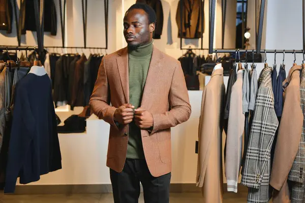 Dükkanda takım elbise giyen yakışıklı bir Afrikalı..