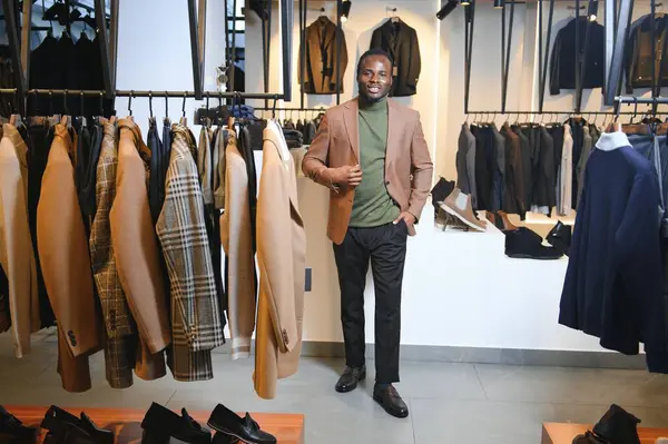 Genç Afrikalı adam giyim mağazasından alışveriş yapıyor..