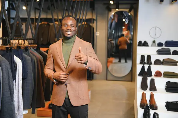 Genç Afrikalı adam giyim mağazasından alışveriş yapıyor..