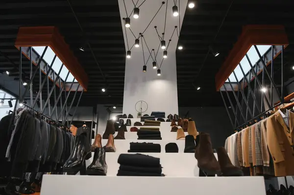 Alışveriş merkezinde erkek kıyafetleri satan modern lüks bir mağaza..