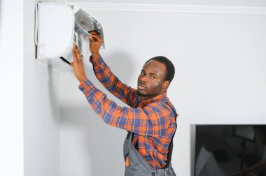 Genç Afrikalı Erkek Teknisyen Klima Tamiri.