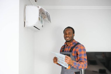 Genç Afrikalı Erkek Teknisyen Klima Tamiri.