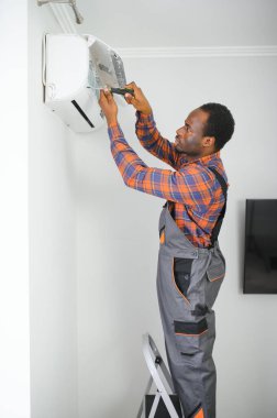 Profesyonel bir tamirci odaya klima kuruyor..