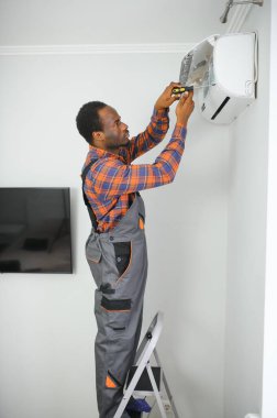 Genç Afrikalı Erkek Teknisyen Klima Tamiri.