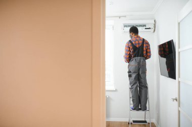 Genç Afrikalı Erkek Teknisyen Klima Tamiri.