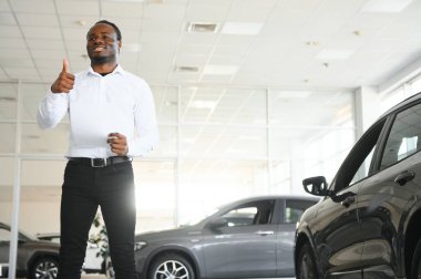 İş yerindeki araba galerisindeki yakışıklı Afrikalı Amerikalı satıcının portresi..