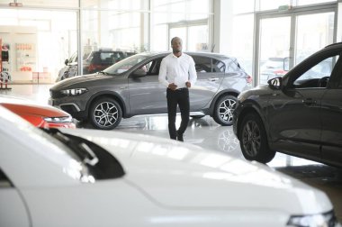 İş yerindeki araba galerisindeki yakışıklı Afrikalı Amerikalı satıcının portresi..