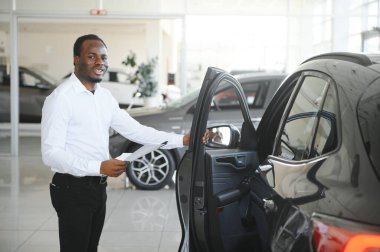 İş yerindeki araba galerisindeki yakışıklı Afrikalı Amerikalı satıcının portresi..
