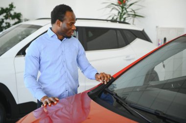 Araba Alıcısı. Satıcıda Yeni Otomobil Seçen Zenci Adam.