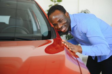 Araba Alıcısı. Satıcıda Yeni Otomobil Seçen Zenci Adam.