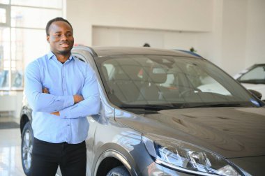 Araba Alıcısı. Satıcıda Yeni Otomobil Seçen Zenci Adam.