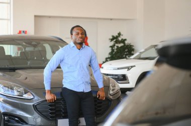 Araba Alıcısı. Satıcıda Yeni Otomobil Seçen Zenci Adam.