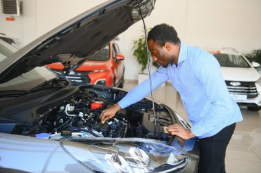 Araba Alıcısı. Satıcıda Yeni Otomobil Seçen Zenci Adam.