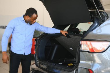 Araba Alıcısı. Satıcıda Yeni Otomobil Seçen Zenci Adam.