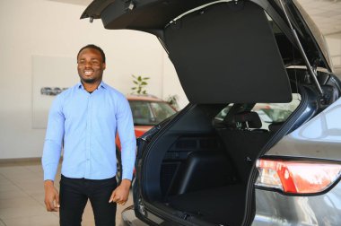 Araba Alıcısı. Satıcıda Yeni Otomobil Seçen Zenci Adam.