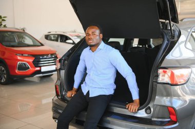 Araba Alıcısı. Satıcıda Yeni Otomobil Seçen Zenci Adam.