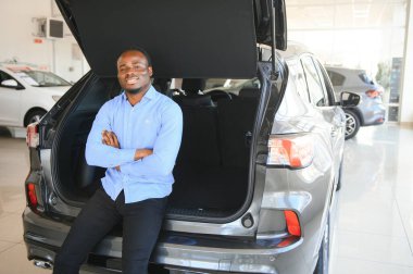 Araba Alıcısı. Satıcıda Yeni Otomobil Seçen Zenci Adam.