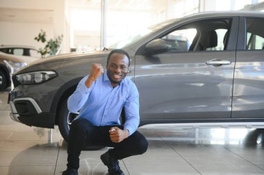 Mutlu Araba Alıcısı, Yeni Araba Sahibi Konsepti. Galerideki heyecanlı Afrikalı Amerikalı adamın portresi..
