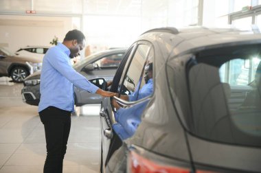 Araba Alıcısı. Satıcıda Yeni Otomobil Seçen Zenci Adam.