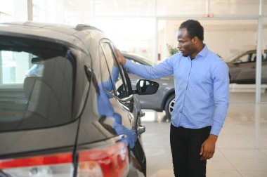 Araba Alıcısı. Satıcıda Yeni Otomobil Seçen Zenci Adam.