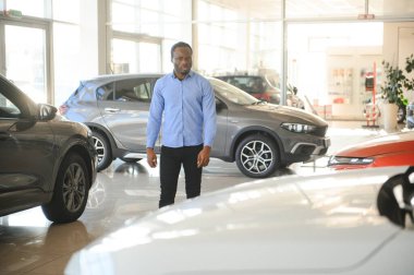 Araba Alıcısı. Satıcıda Yeni Otomobil Seçen Zenci Adam.