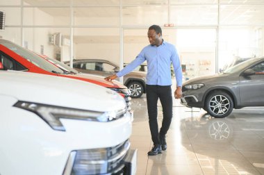 Araba Alıcısı. Satıcıda Yeni Otomobil Seçen Zenci Adam.