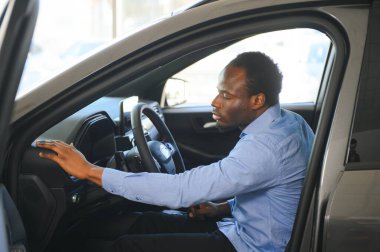 Araba Alıcısı. Satıcıda Yeni Otomobil Seçen Zenci Adam.