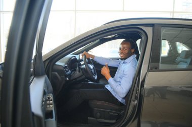 Araba Alıcısı. Satıcıda Yeni Otomobil Seçen Zenci Adam.