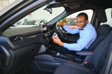 Araba Alıcısı. Satıcıda Yeni Otomobil Seçen Zenci Adam.