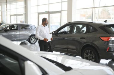 İş yerindeki araba galerisindeki yakışıklı Afrikalı Amerikalı satıcının portresi..