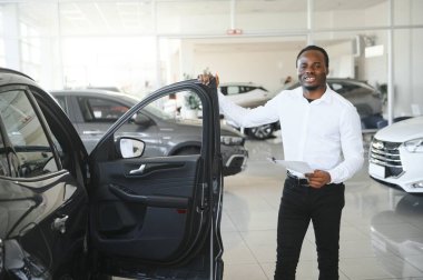 İş yerindeki araba galerisindeki yakışıklı Afrikalı Amerikalı satıcının portresi..