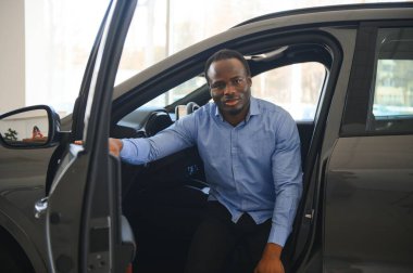 Araba Alıcısı. Satıcıda Yeni Otomobil Seçen Zenci Adam.