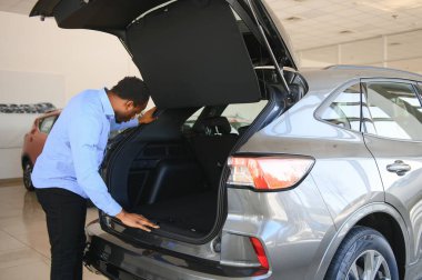 Araba Alıcısı. Satıcıda Yeni Otomobil Seçen Zenci Adam.